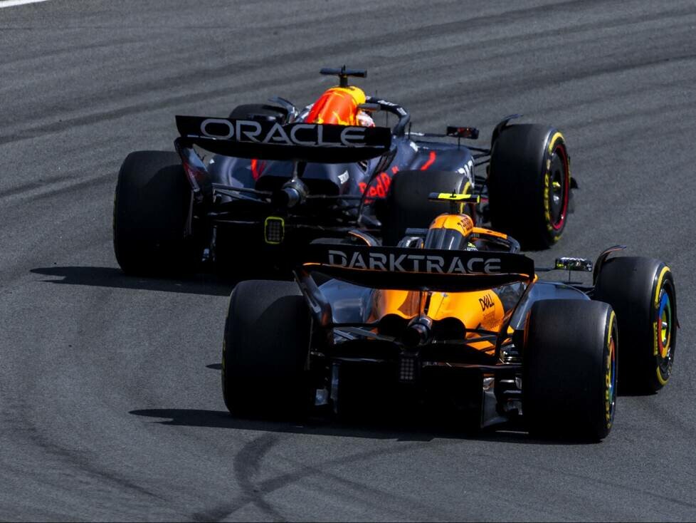 Max Verstappen im Red Bull B20 vor Lando Norris im McLaren MCL38 in Zandvoort 2024