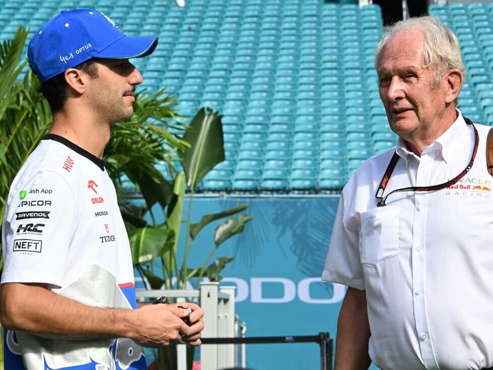 Daniel Ricciardo mit Red-Bull-Sportchef Helmut Marko in der Saison 2024