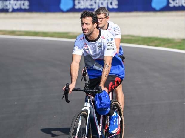Nicht begeistert: Daniel Ricciardo bei der Streckenbesichtigung mit dem Fahrrad Nicht begeistert: Daniel Ricciardo bei der Streckenbesichtigung mit dem Fahrrad