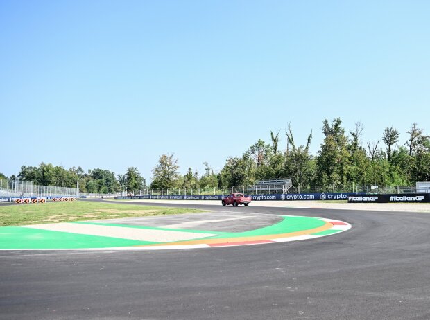 In Monza wurde für 2024 kräftig umgebaut, wie hier etwa in der ersten Schikane In Monza wurde für 2024 kräftig umgebaut, wie hier etwa in der ersten Schikane