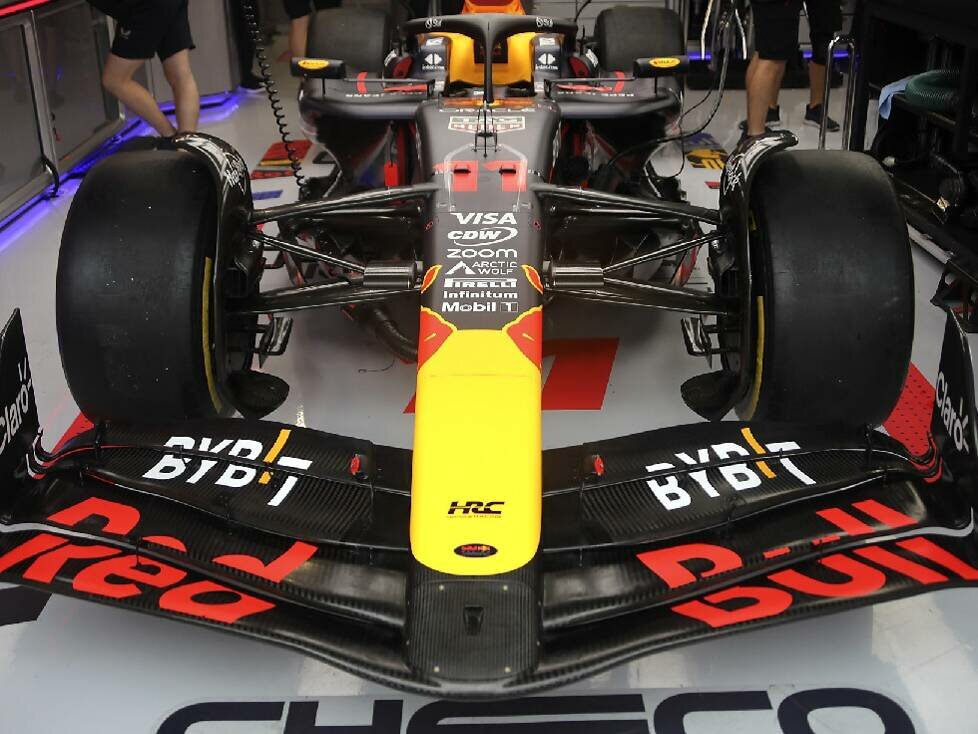 Blick auf den Red Bull RB20 in der Box in Zandvoort 2024