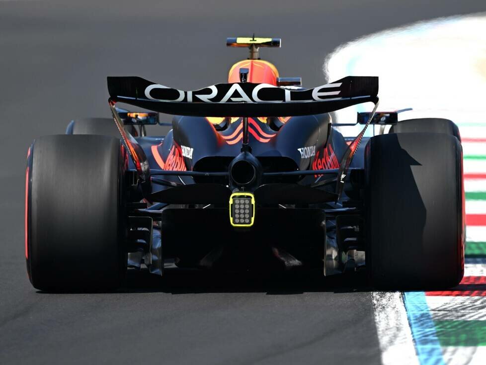 Sergio Perez im Red Bull RB20 mit dem Monza-Heckflügel 2024