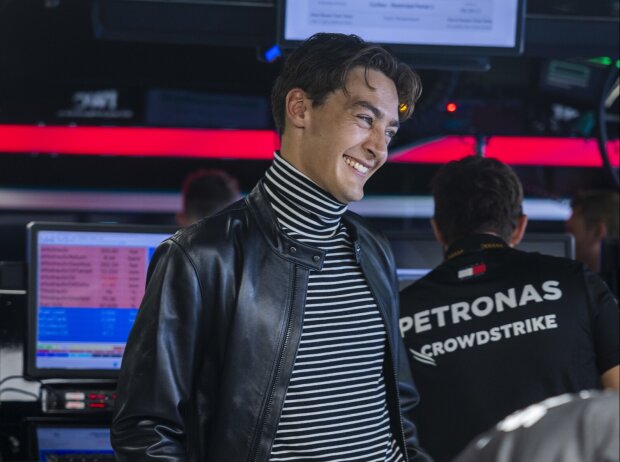 George Russell zeigt sich am Donnerstag bestens aufgelegt in der Mercedes-Box