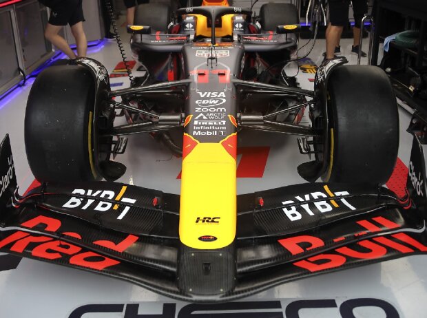 Blick auf den Red Bull RB20 in der Box in Zandvoort 2024