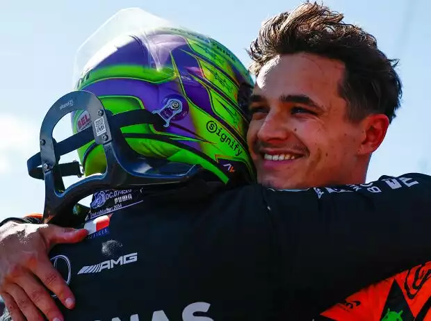 Titel-Bild zur News: Lewis Hamilton und Lando Norris nach dem Formel-1-Rennen in Silverstone 2024