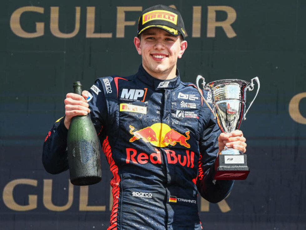 Tim Tramnitz freut sich über Platz drei beim Formel-3-Rennen in Bahrain