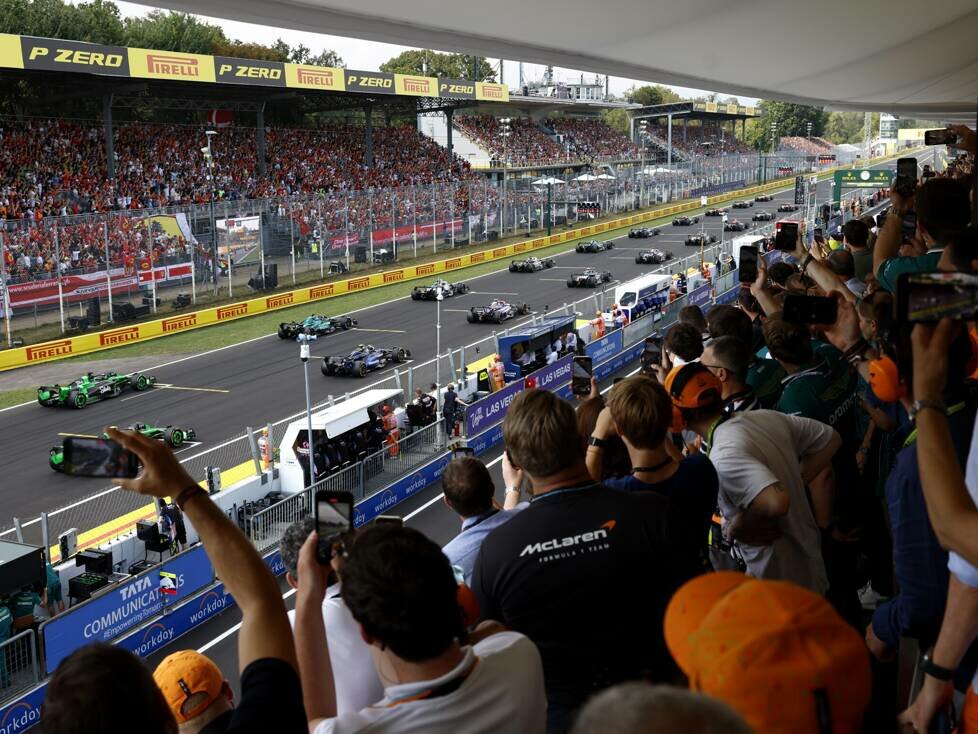 Fans auf der Tribüne in Monza verfolgen den Formel-1-Start 2024
