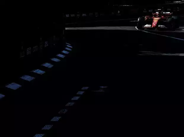 Titel-Bild zur News: Ferrari SF-24 im Schatten einer Formel-1-Rennstrecke 2024