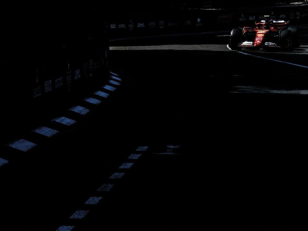 Ferrari SF-24 im Schatten einer Formel-1-Rennstrecke 2024