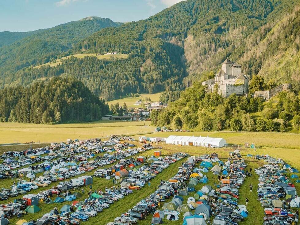 Carbage run Campingplatz: Am Ende jedes Tages können sich die Teilnehmern bei lokalem Catering und Bier taufrisch über die Abenteuer des Tages austauschen.
