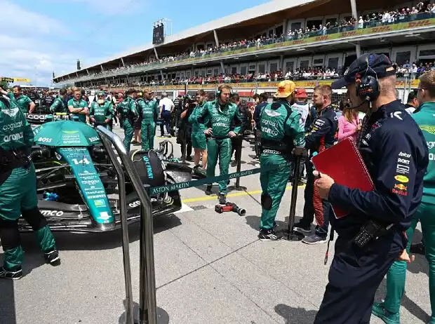 Adrian Newey vor dem Aston Martin von Fernando Alonso Titel-Bild zur News: Adrian Newey vor dem Aston Martin von Fernando Alonso