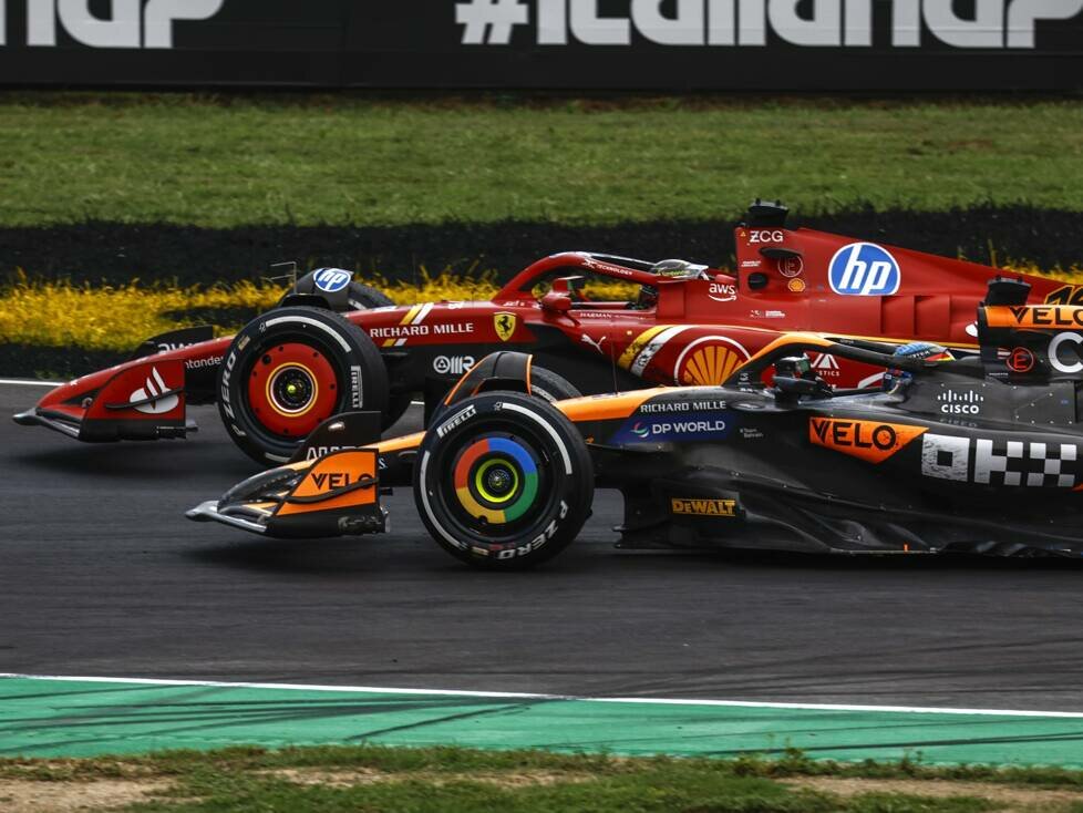 Charles Leclerc im Ferrari SF-24 und Oscar Piastri im McLaren MCL38 in Monza 2024