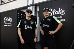 Guanyu Zhou (Sauber) und Valtteri Bottas (Sauber) 