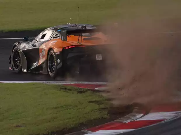 Einige Randsteine auf dem Fuji Speedway hielten der Belastung nicht stand Titel-Bild zur News: Einige Randsteine auf dem Fuji Speedway hielten der Belastung nicht stand