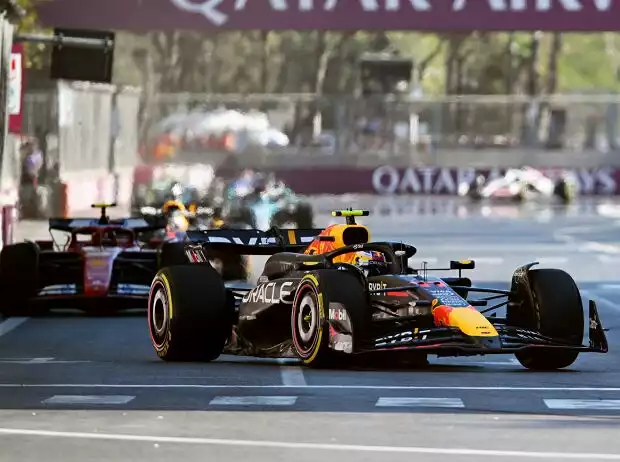 Titel-Bild zur News: Sergio Perez (Red Bull RB20) vor Carlos Sainz (Ferrari SF-24) beim Formel-1-Rennen in Baku 2024