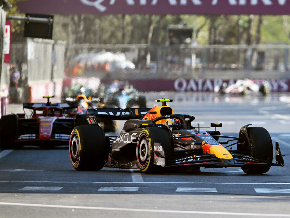Sergio Perez (Red Bull RB20) vor Carlos Sainz (Ferrari SF-24) beim Formel-1-Rennen in Baku 2024