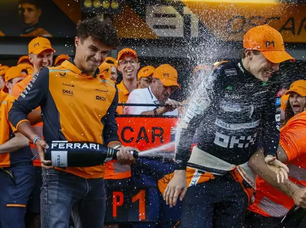 Lando Norris besprüht seinen McLaren-Teamkollegen Oscar Piastri mit Schaumwein Titel-Bild zur News: Lando Norris besprüht seinen McLaren-Teamkollegen Oscar Piastri mit Schaumwein