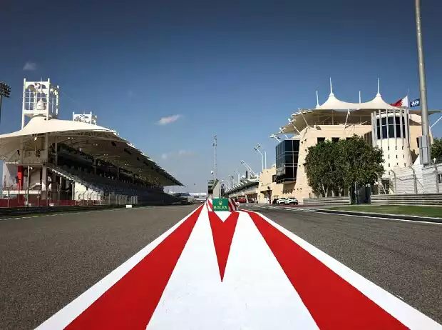 Titel-Bild zur News: Blick auf die Zielgeraden am Bahrain International Circuit in Sachir