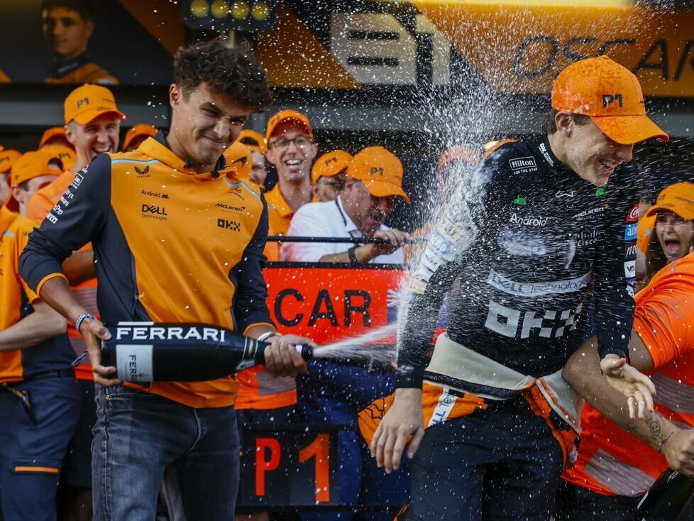 Lando Norris besprüht seinen McLaren-Teamkollegen Oscar Piastri mit Schaumwein