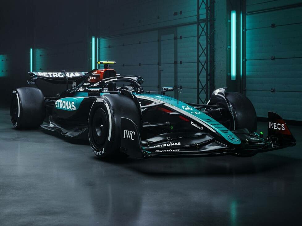 Mercedes W15 mit Sonderdesign in den Farben von Petronas für das Formel-1-Rennen in Singapur 2024