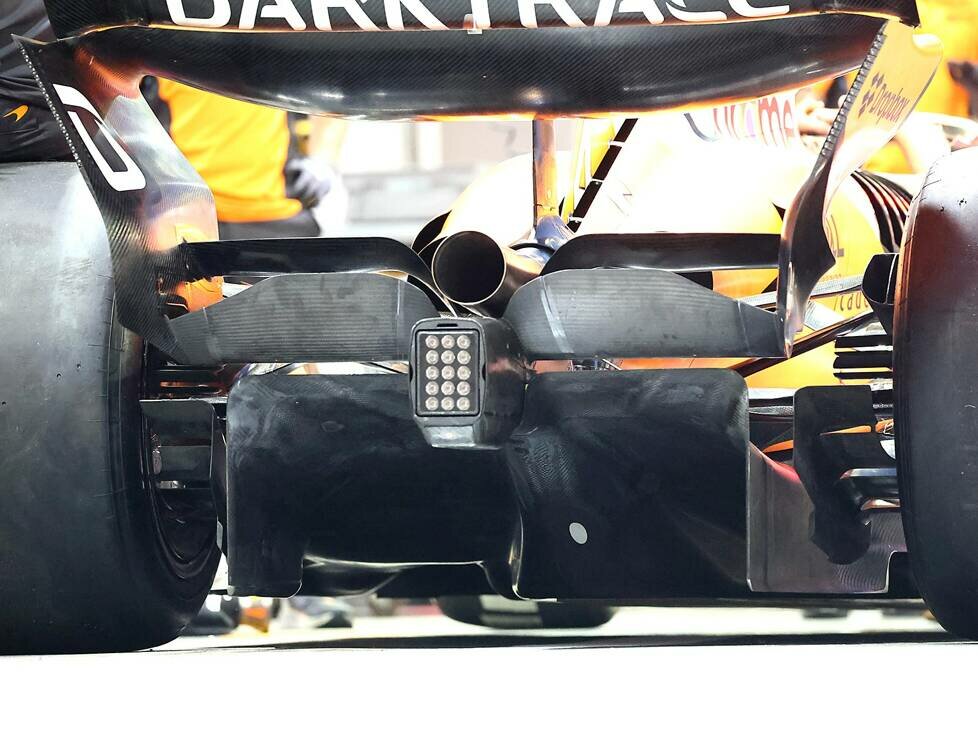 Der Beam-Wing im Heck des McLaren MCL38 beim Formel-1-Rennen in Singapur 2024