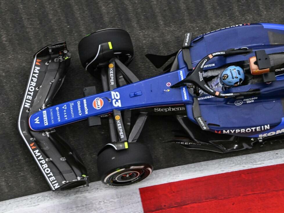 Der Williams FW46 von Alexander Albon mit der neuen Aufhängung in Singapur 2024