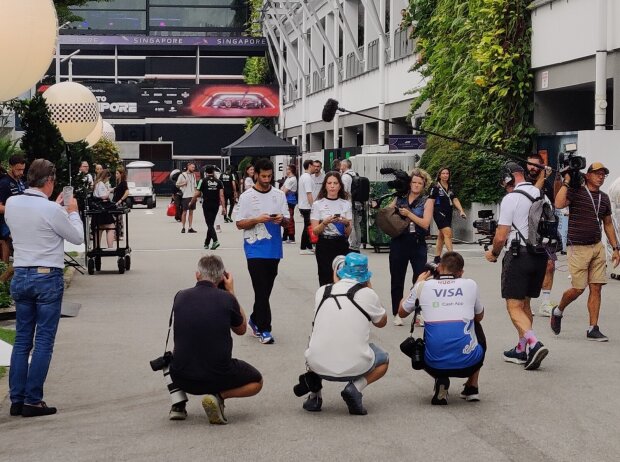 Alle Augen auf ihn gerichtet: Daniel Ricciardo am Donnerstag in Singapur Alle Augen auf ihn gerichtet: Daniel Ricciardo am Donnerstag in Singapur
