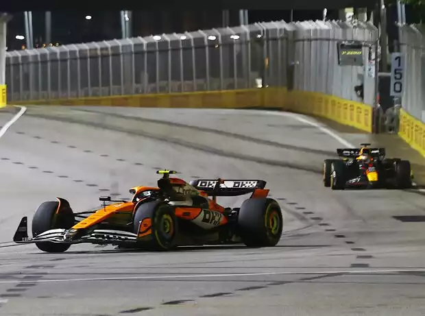 Lando Norris (McLaren MCL38) vor Max Verstappen (Red Bull RB15) beim Formel-1-Rennen in Singapur 2024 Titel-Bild zur News: Lando Norris (McLaren MCL38) vor Max Verstappen (Red Bull RB15) beim Formel-1-Rennen in Singapur 2024