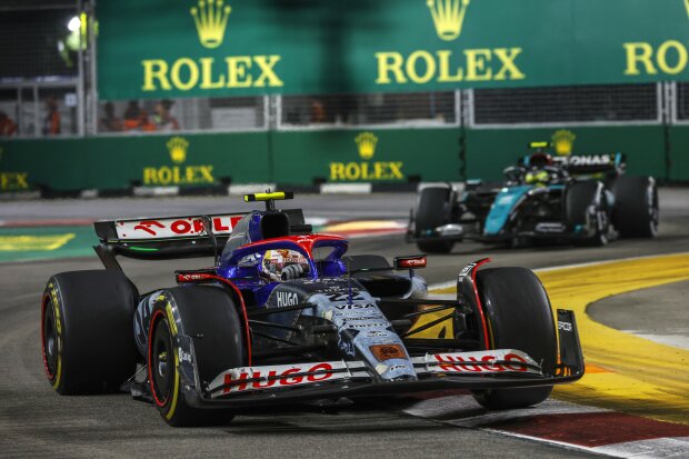 Yuki Tsunoda Lewis Hamilton Mercedes Mercedes F1 ~Yuki Tsunoda (Racing Bulls) und Lewis Hamilton (Mercedes) ~ Yuki Tsunoda Lewis Hamilton Mercedes Mercedes F1 ~Yuki Tsunoda (Racing Bulls) und Lewis Hamilton (Mercedes) ~