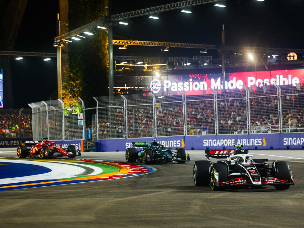 Nico Hülkenberg (Haas), Fernando Alonso (Aston Martin), Charles Leclerc (Ferrari) beim Formel-1-Rennen in Singapur 2024