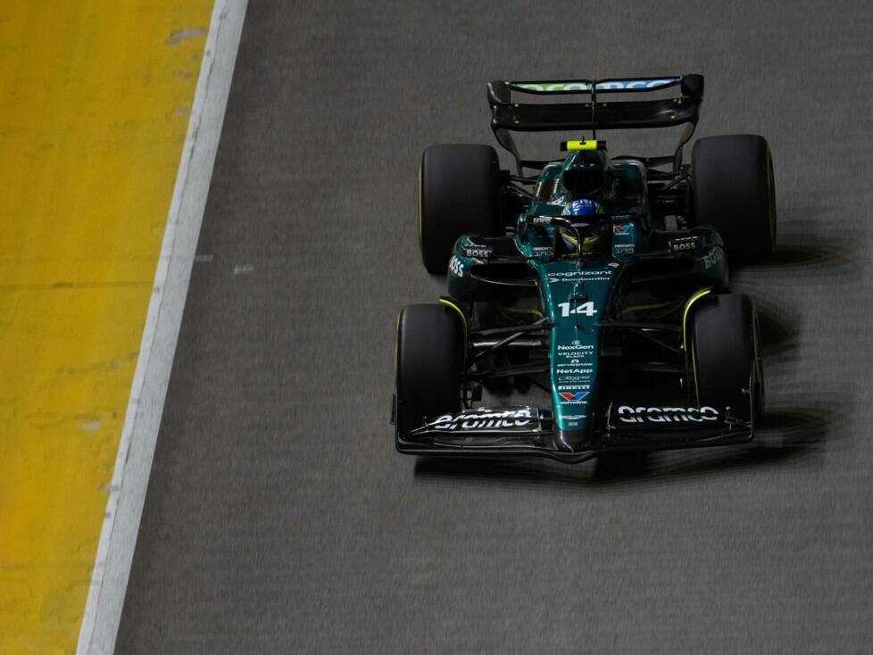 Fernando Alonso im Aston Martin AMR24 beim Formel-1-Rennen in Singapur 2024