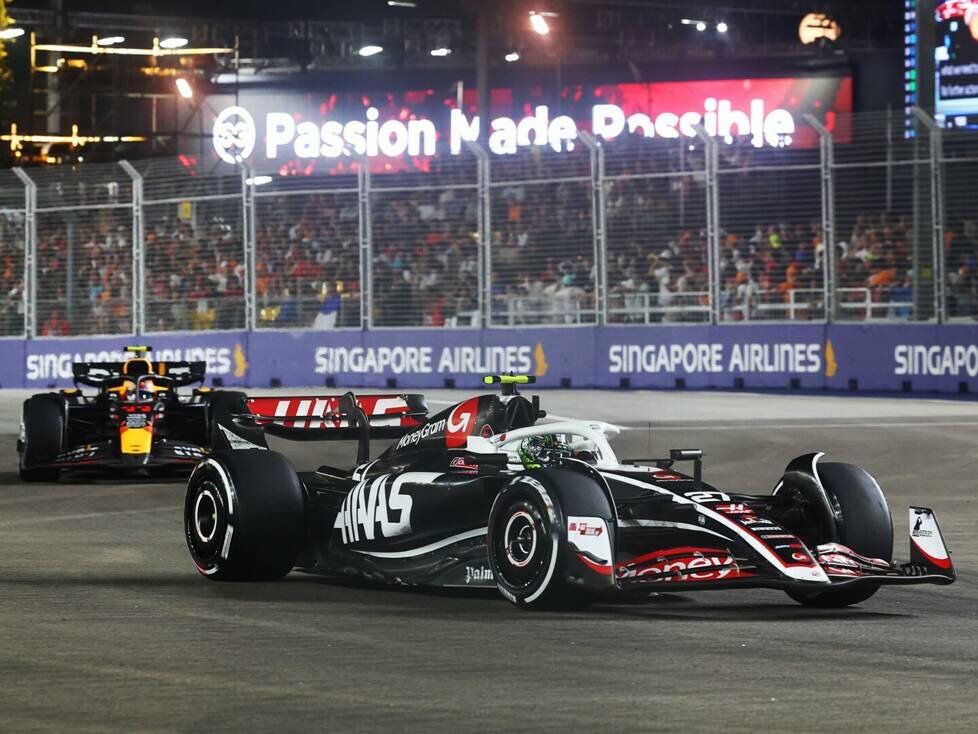 Nico Hülkenberg im Haas VF-24 vor Sergio Perez im Red Bull RB20