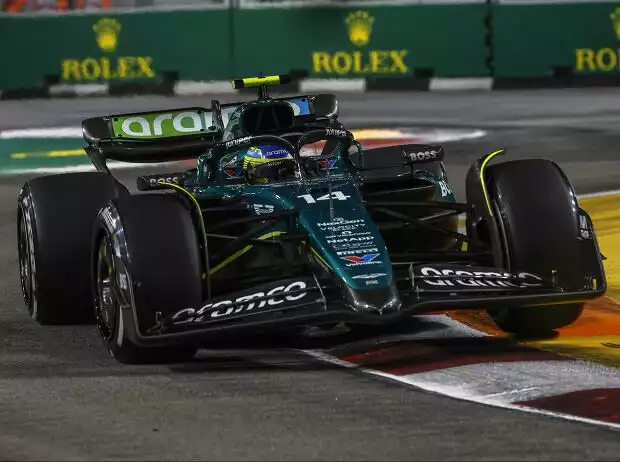 Fernando Alonso beim Formel-1-Rennen in Singapur 2024 Titel-Bild zur News: Fernando Alonso beim Formel-1-Rennen in Singapur 2024
