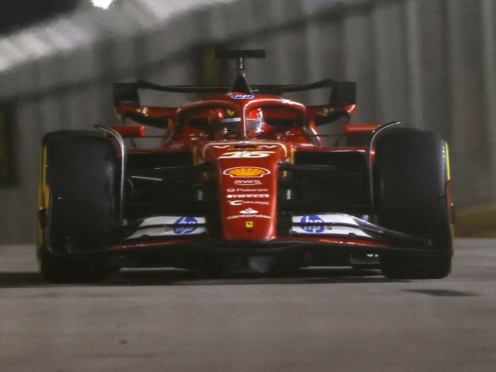 Charles Leclerc im Ferrari SF-24 beim Formel-1-Rennen in Singapur 2024