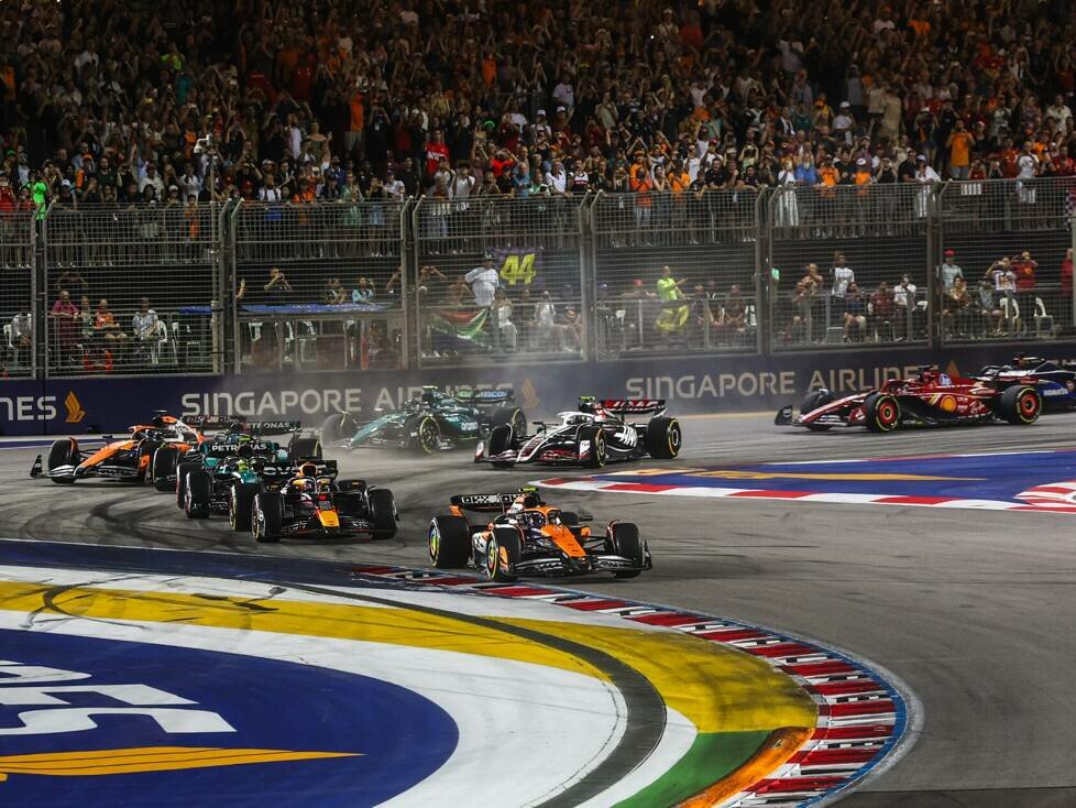 Formel-1-Start in Singapur 2024 mit Lando Norris im McLaren MCL38 an der Spitze