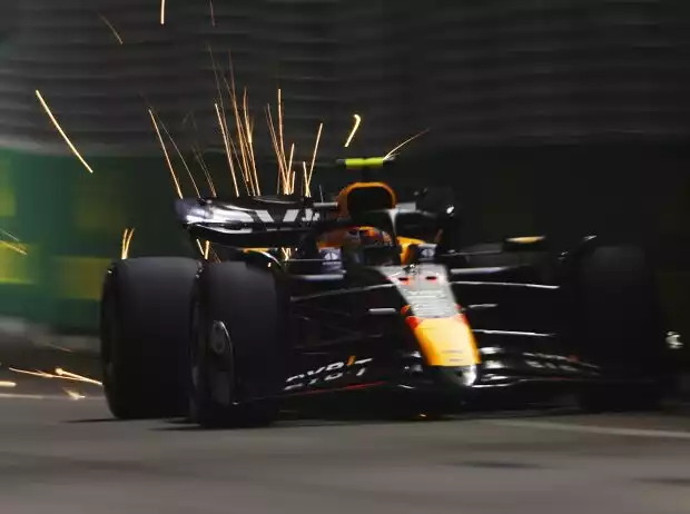 Sergio Perez im Red Bull RB20 mit Funkenflug am Heck Titel-Bild zur News: Sergio Perez im Red Bull RB20 mit Funkenflug am Heck
