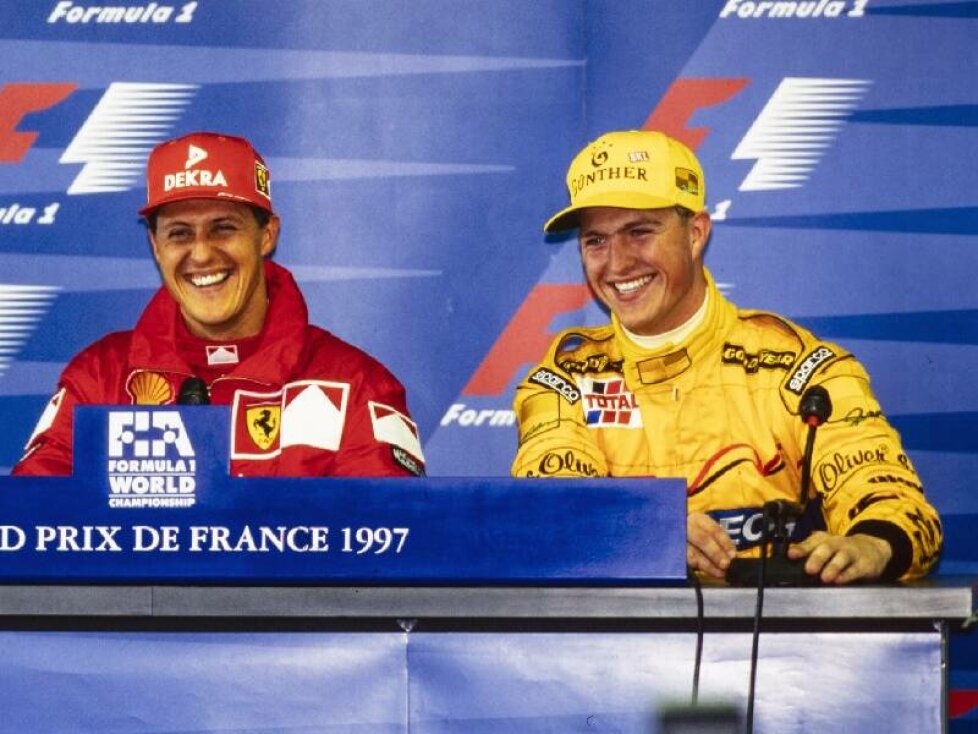 Ralf Schumacher mit Bruder Michael Schumacher (links) in der Formel-1-Pressekonferenz 1997