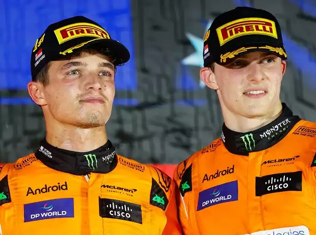 Lando Norris und McLaren-Teamkollege Oscar Piastri auf dem Podium in Singapur 2024 Titel-Bild zur News: Lando Norris und McLaren-Teamkollege Oscar Piastri auf dem Podium in Singapur 2024