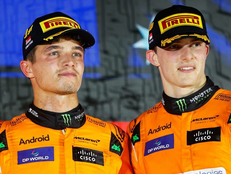 Lando Norris und McLaren-Teamkollege Oscar Piastri auf dem Podium in Singapur 2024
