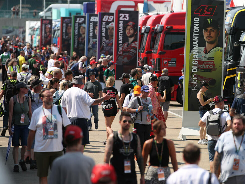 Fans im MotoGP-Fahrerlager