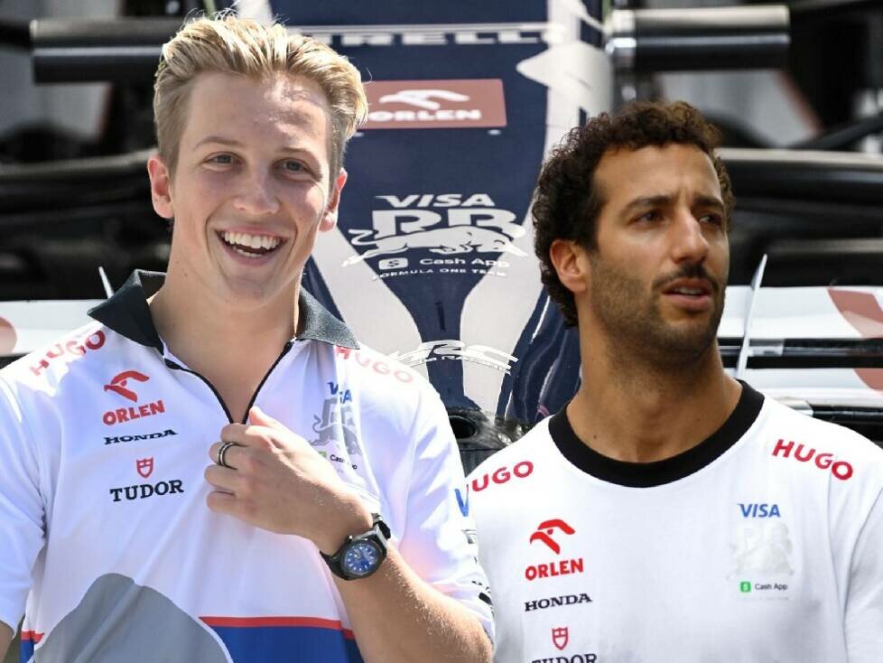 Fotomontage: Liam Lawson und Daniel Ricciardo vor dem Racing-Bulls-Logo