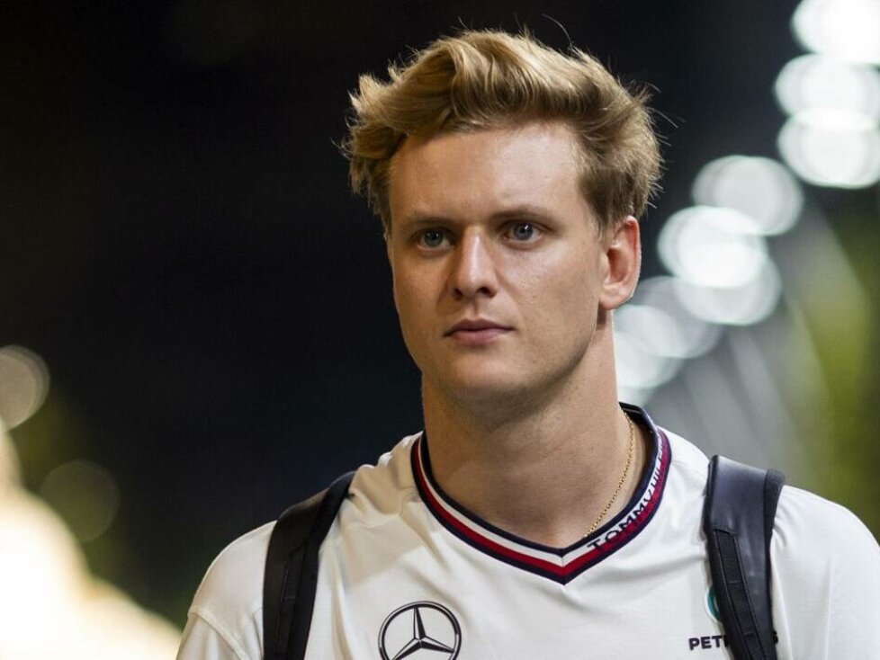 Mick Schumacher im Formel-1-Fahrerlager in Singapur 2024