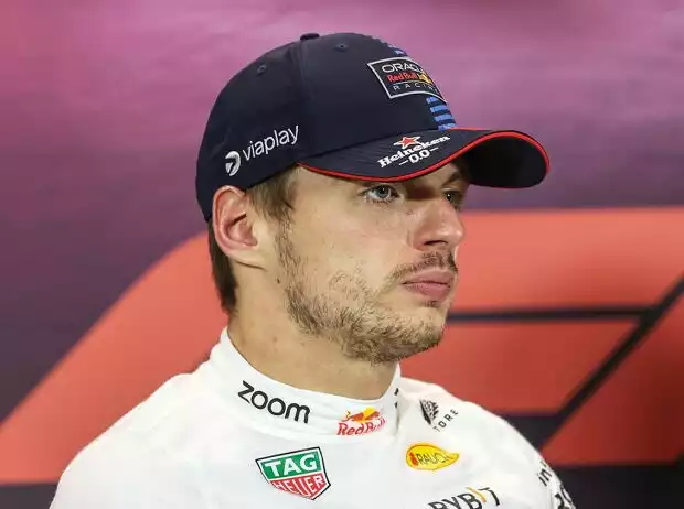 Titel-Bild zur News: Max Verstappen bei der FIA-Pressekonferenz nach dem Singapur-GP 2024