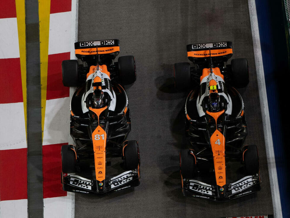 Lando Norris und Oscar Piastri (McLaren MCL38) beim Formel-1-Rennen in Singapur 2024