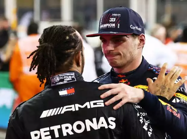 Titel-Bild zur News: Lewis Hamilton und Max Verstappen nach dem Formel-1-Saisonfinale 2021 in Abu Dhabi