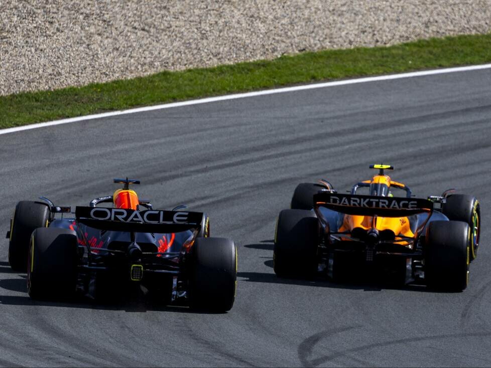 Max Verstappen im Red Bull RB20 neben Lando Norris im McLaren MCL38 in Zandvoort 2024