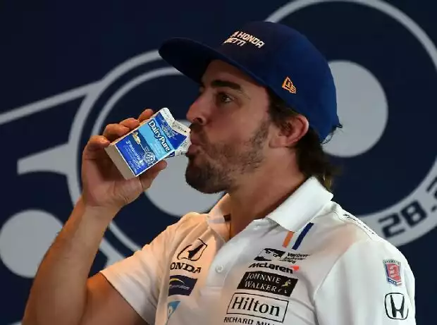 Titel-Bild zur News: Fernando Alonso trinkt Milch beim Indianapolis 500