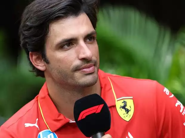 Ferrari-Fahrer Carlos Sainz gibt ein Interview im Formel-1-Fahrerlager 2024 Titel-Bild zur News: Ferrari-Fahrer Carlos Sainz gibt ein Interview im Formel-1-Fahrerlager 2024