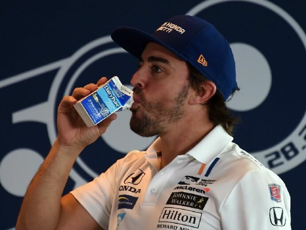 Fernando Alonso trinkt Milch beim Indianapolis 500
