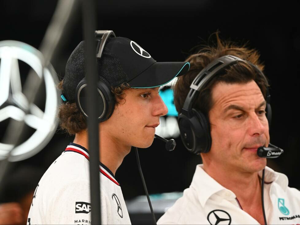 Kimi Antonelli und Toto Wolff in der Mercedes-Garage
